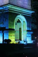 monument de centrum punt bot bolango, gorontalo Bij nacht foto