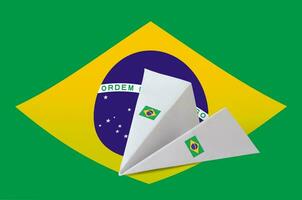 Brazilië vlag afgebeeld Aan papier origami vliegtuig. handgemaakt kunsten concept foto