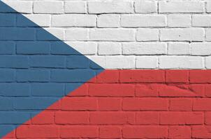 Tsjechisch vlag afgebeeld in verf kleuren Aan oud steen muur. getextureerde banier Aan groot steen muur metselwerk achtergrond foto