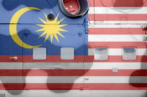 Maleisië vlag afgebeeld Aan kant een deel van leger gepantserd helikopter detailopname. leger krachten vliegtuig conceptuele achtergrond foto