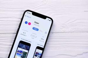 Charkov, Oekraïne - maart 5, 2021 Flickr icoon en toepassing van app op te slaan Aan iphone 12 pro Scherm scherm Aan wit tafel foto