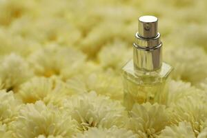 Dames geur parfum fles met bloemen achtergrond dichtbij omhoog. naamloos blanco sproeier fles van parfum foto