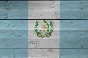 Guatemala vlag afgebeeld in helder verf kleuren Aan oud houten muur. getextureerde banier Aan ruw achtergrond foto