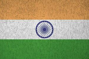 Indië vlag afgebeeld in helder verf kleuren Aan oud Verlichting bepleistering muur. getextureerde banier Aan ruw achtergrond foto