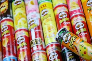 Charkov, Oekraïne - maart 30, 2021 veel pringles cilinder chips dozen met varios kleuren en smaken. Amerikaans merk van stapelbaar op basis van aardappelen chips foto