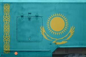 Kazachstan vlag afgebeeld Aan kant een deel van leger gepantserd vrachtauto detailopname. leger krachten conceptuele achtergrond foto