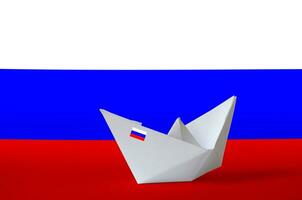 Rusland vlag afgebeeld Aan papier origami schip detailopname. handgemaakt kunsten concept foto