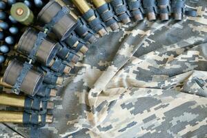 oekraïens leger kleding stof en machine geweer riem schelpen leugens Aan oekraïens korrelig leger camouflage foto