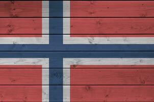 Noorwegen vlag afgebeeld in helder verf kleuren Aan oud houten muur. getextureerde banier Aan ruw achtergrond foto
