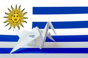 Uruguay vlag afgebeeld Aan papier origami kraan vleugel. handgemaakt kunsten concept foto
