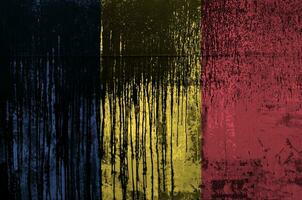 Roemenië vlag afgebeeld in verf kleuren Aan oud en vuil olie vat muur detailopname. getextureerde banier Aan ruw achtergrond foto