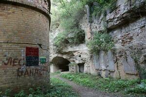 Rivne, Oekraïne - september 16, 2023 ruïnes van de tarakaniv fort of dubno fort nieuw kasteel. verdediging bouwkundig monument van de 19e eeuw foto