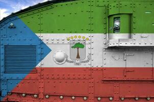 equatoriaal Guinea vlag afgebeeld Aan kant een deel van leger gepantserd tank detailopname. leger krachten conceptuele achtergrond foto