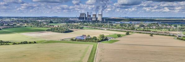 panoramisch afbeelding van een met kolen gestookt macht station met roken schoorstenen foto