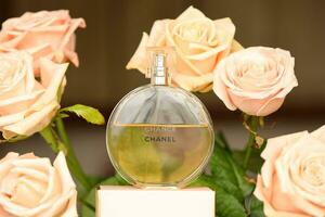 Charkov, Oekraïne - januari 2, 2021 fles van kans door chanel, een Frans luxe mode huis Gesticht in 1910 door kokosnoot chanel foto