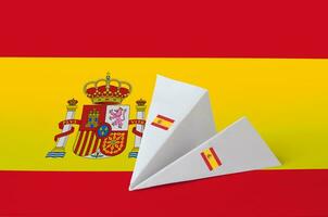 Spanje vlag afgebeeld Aan papier origami vliegtuig. handgemaakt kunsten concept foto
