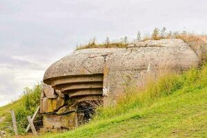 een bunker Aan top van een heuvel met gras en bomen foto