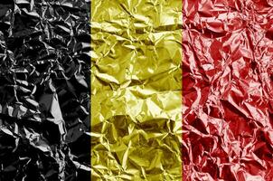 belgie vlag afgebeeld in verf kleuren Aan glimmend verfrommeld aluminium folie detailopname. getextureerde banier Aan ruw achtergrond foto