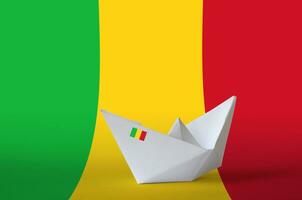 Mali vlag afgebeeld Aan papier origami schip detailopname. handgemaakt kunsten concept foto