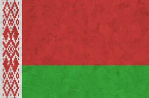 Wit-Rusland vlag afgebeeld in helder verf kleuren Aan oud Verlichting bepleistering muur. getextureerde banier Aan ruw achtergrond foto
