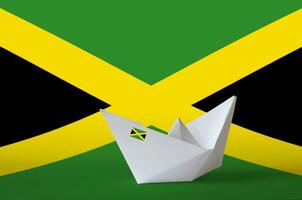 Jamaica vlag afgebeeld Aan papier origami schip detailopname. handgemaakt kunsten concept foto