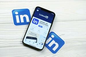 Charkov, Oekraïne - maart 5, 2021 linkedin icoon en toepassing van app op te slaan Aan iphone 12 pro Scherm scherm Aan wit tafel foto