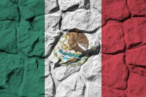 Mexico vlag afgebeeld in verf kleuren Aan oud steen muur detailopname. getextureerde banier Aan rots muur achtergrond foto