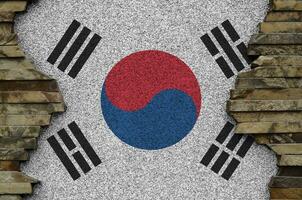 zuiden Korea vlag afgebeeld in verf kleuren Aan oud steen muur detailopname. getextureerde banier Aan rots muur achtergrond foto