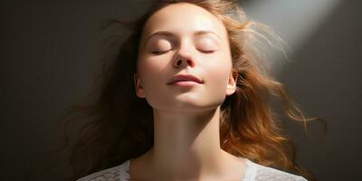 een jong vrouw met haar ogen Gesloten staand tegen een licht grijs achtergrond, generatief ai foto