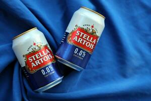 kiev, Oekraïne - 4 kunnen, 2023 kan van stella artois bier zonder alcohol en laag in calorieën foto