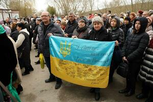 ternopil, Oekraïne - april 2, 2023 mensen met vlag gedurende missie in complex van oekraïens Jeruzalem in de mari geestelijk centrum van zarvanytsia in de terebovlya wijk van de ternopil foto