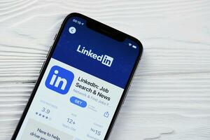 Charkov, Oekraïne - maart 5, 2021 linkedin icoon en toepassing van app op te slaan Aan iphone 12 pro Scherm scherm Aan wit tafel foto