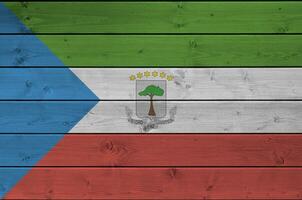 equatoriaal Guinea vlag afgebeeld in helder verf kleuren Aan oud houten muur. getextureerde banier Aan ruw achtergrond foto