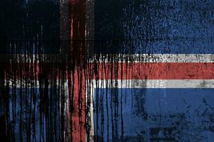 IJsland vlag afgebeeld in verf kleuren Aan oud en vuil olie vat muur detailopname. getextureerde banier Aan ruw achtergrond foto
