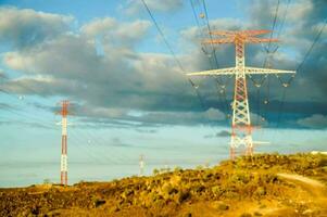 elektriciteit pylonen in de woestijn foto