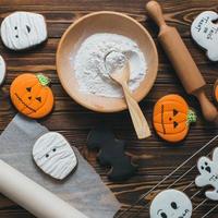 verse halloween peperkoek cookies op houten tafel. foto