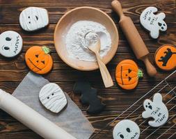 verse halloween peperkoek cookies op houten tafel. foto