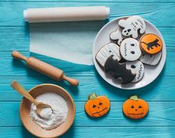 verse halloween peperkoek cookies op blauwe houten tafel. foto