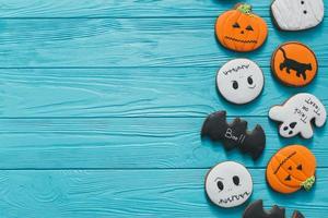 verse halloween peperkoek cookies op blauwe houten tafel. foto