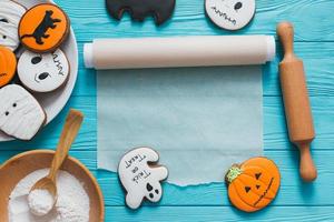 verse halloween peperkoek cookies op blauwe houten tafel. foto