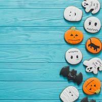 verse halloween peperkoek cookies op blauwe houten tafel. foto