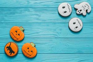 verse halloween peperkoek cookies op blauwe houten tafel. foto