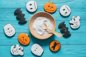 verse halloween peperkoek cookies op blauwe houten tafel. foto