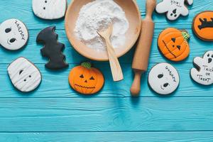 verse halloween peperkoek cookies op blauwe houten tafel. foto