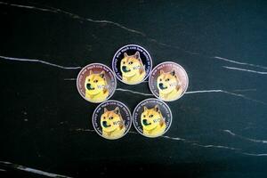 5 doge munten doge geregeld in een cirkel Aan een zwart marmeren achtergrond. foto