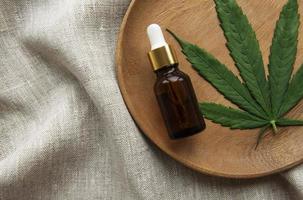 cbd-olie, henneptinctuur, cosmetisch cannabisproduct voor huidverzorging. foto