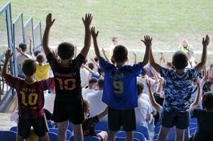 kopje, noorden Macedonië - 12 september 2023 - jong Amerikaans voetbal fans in divers truien van beroemd voetballers in aansluiting op een bij elkaar passen in noorden Macedonië foto