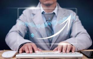 zakenman werkende computer virtuele screening met het analyseren van bankieren