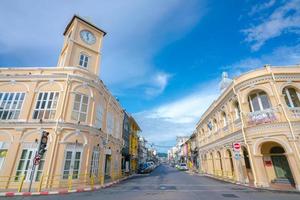 peranakannitat museum en klokkentoren in phuket foto