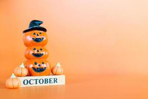 Halloween-pompoenen op oranje achtergrond, hallo oktober-concept foto